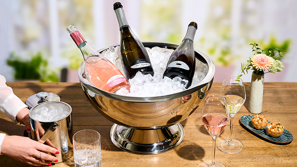 950x534 Paladin Prosecco mit hand